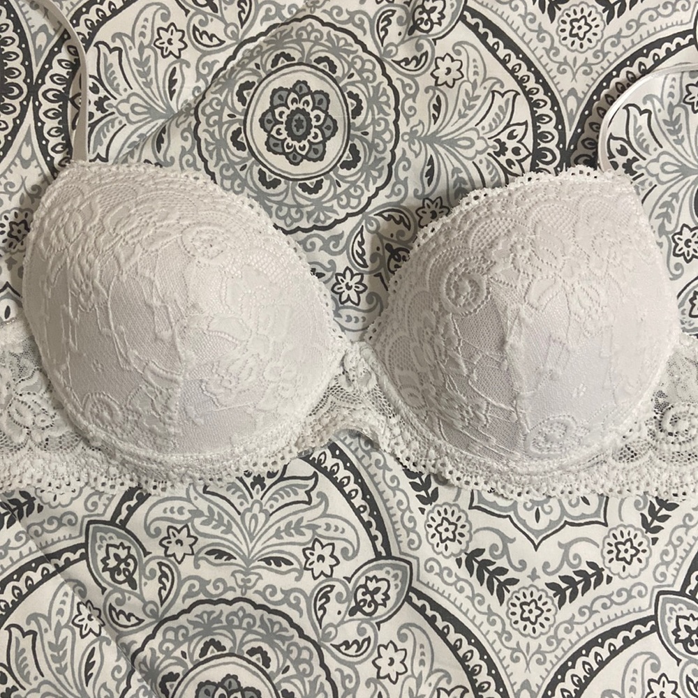 Lightly used white, underwire, push up lace bra from Smart & Sexy. Size 38C
